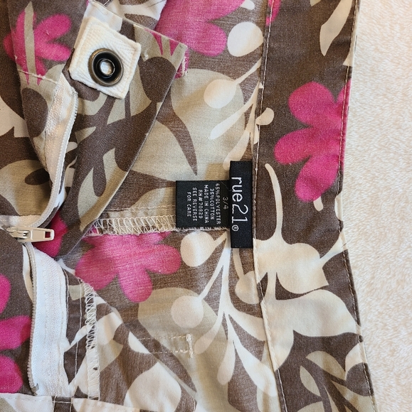 Cute short shorts! - Picture 2 of 3